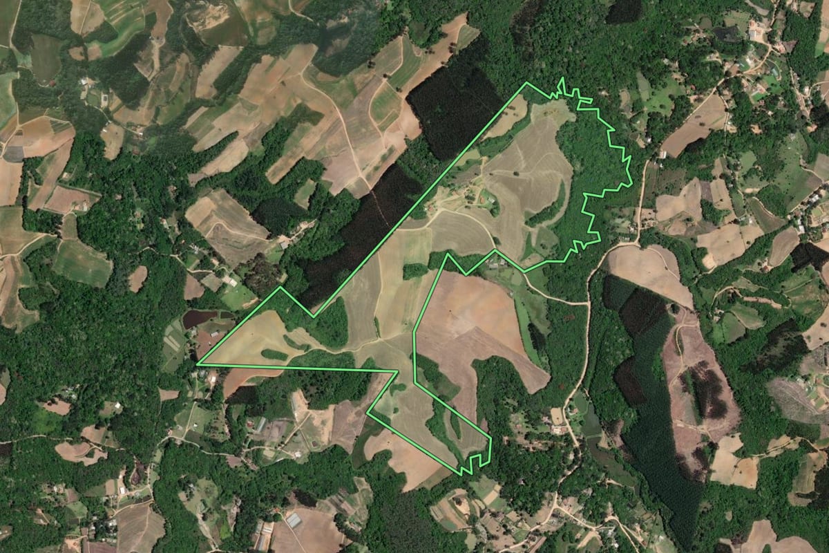 Imagem de satélite do imóvel rural em Quitandinha (PR), com o contorno declarado no CAR desenhado por cima.