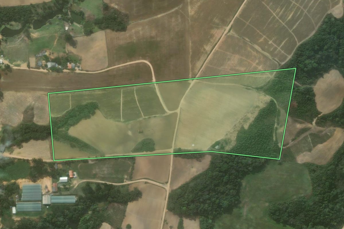 Imagem de satélite do imóvel rural em Quitandinha (PR), com o contorno declarado no CAR desenhado por cima.