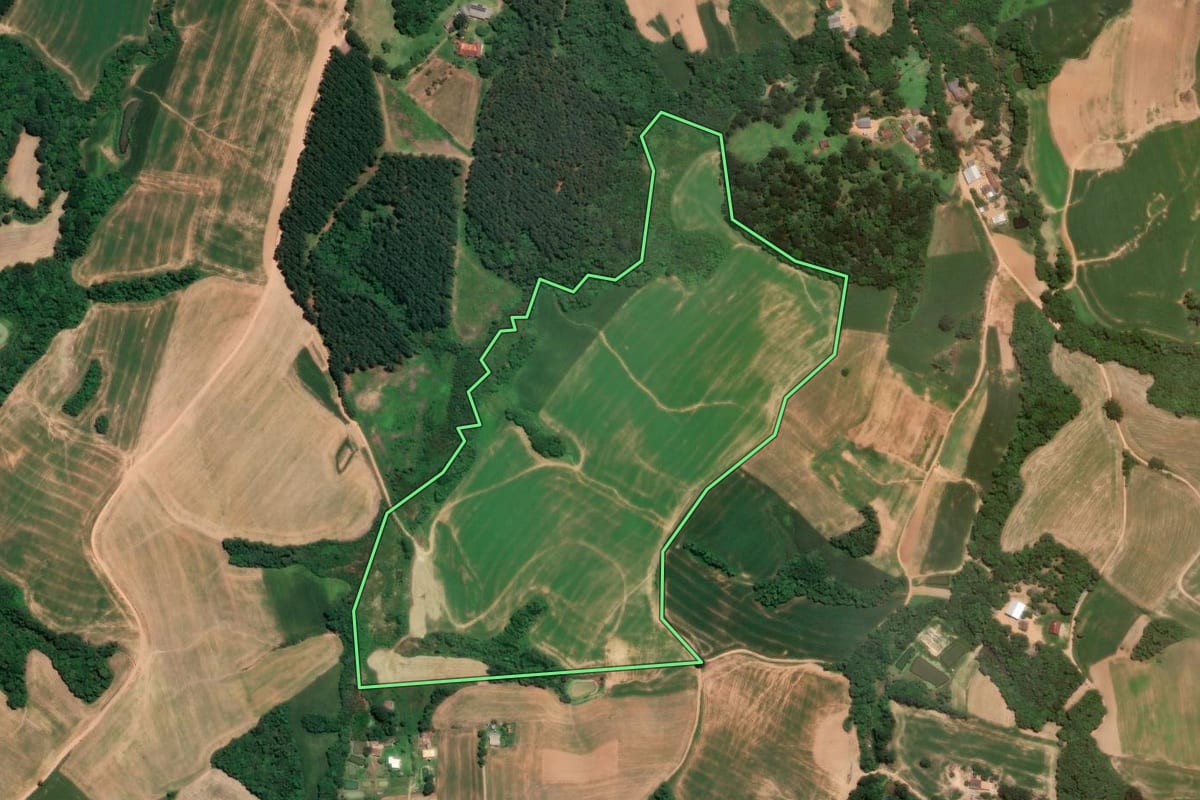 Imagem de satélite do imóvel rural em Quitandinha (PR), com o contorno declarado no CAR desenhado por cima.