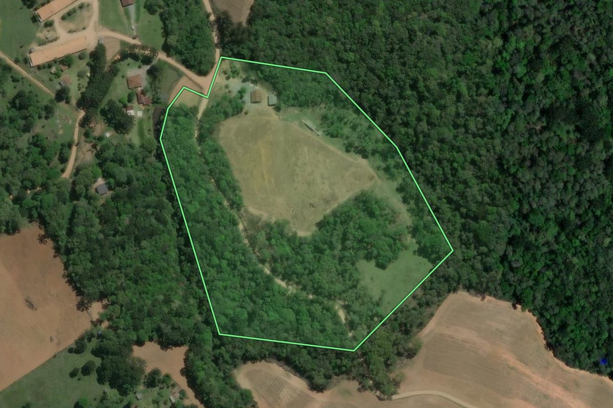 Imagem de satélite do imóvel rural em Quitandinha (PR), com o contorno declarado no CAR desenhado por cima.
