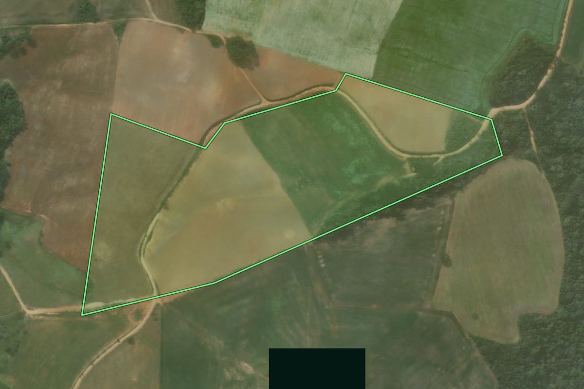 Imagem de satélite do imóvel rural em Quitandinha (PR), com o contorno declarado no CAR desenhado por cima.