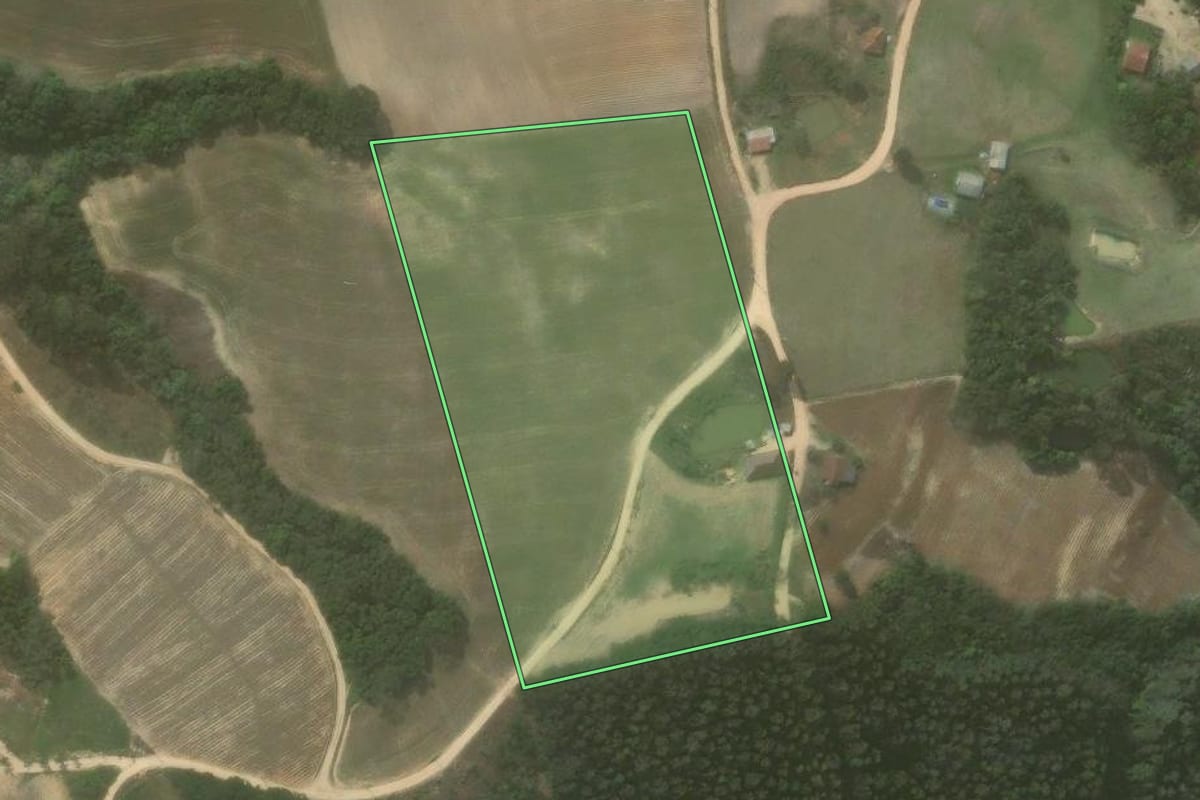 Imagem de satélite do imóvel rural em Quitandinha (PR), com o contorno declarado no CAR desenhado por cima.