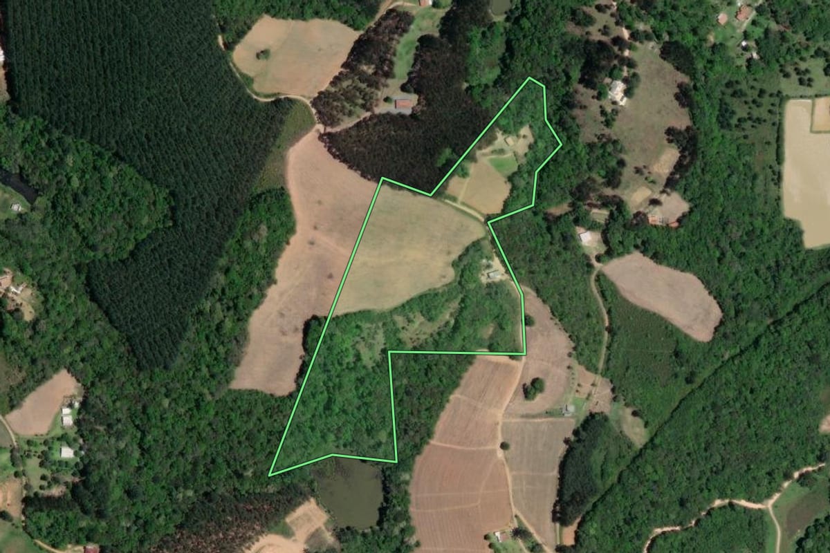 Imagem de satélite do imóvel rural em Quitandinha (PR), com o contorno declarado no CAR desenhado por cima.