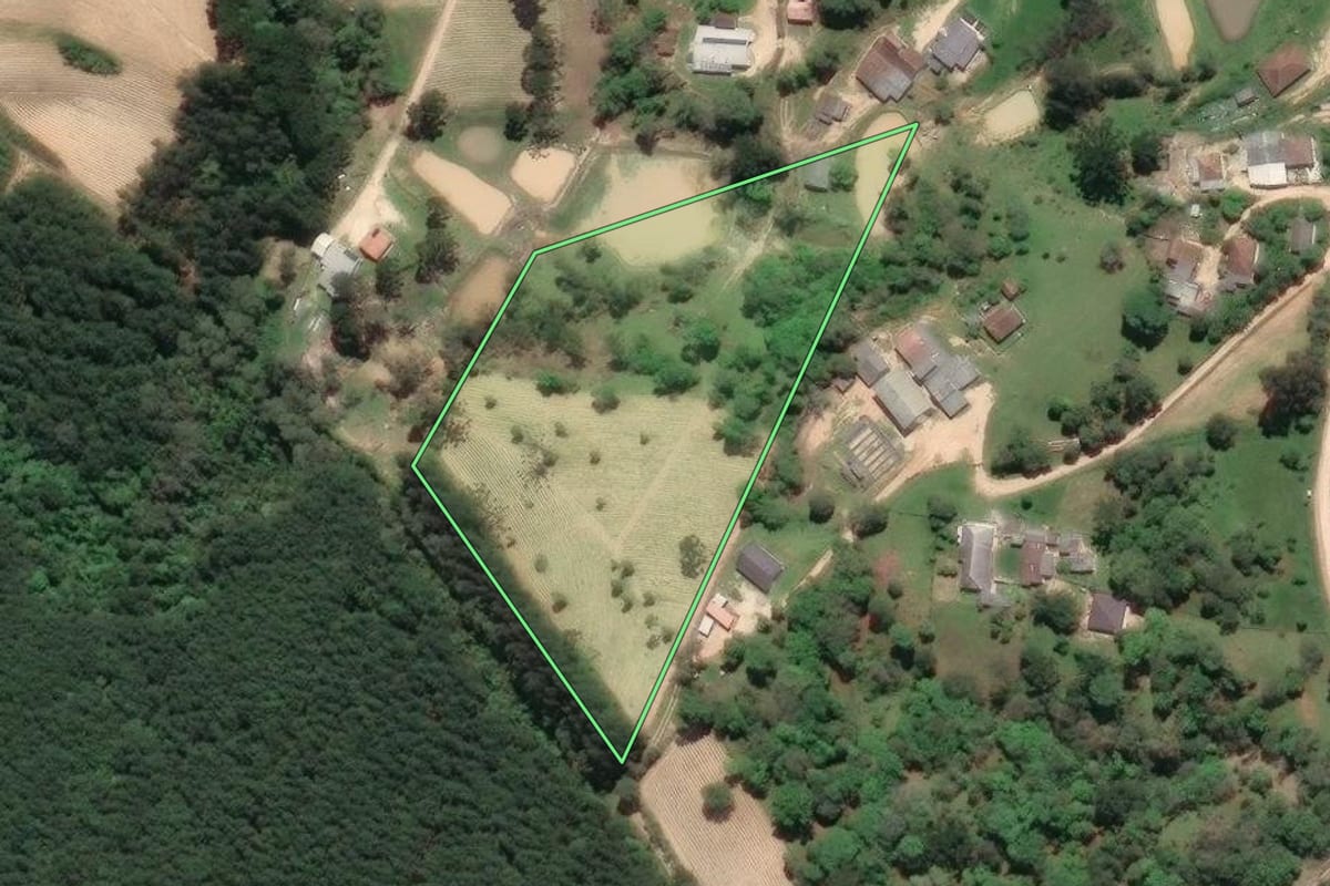 Imagem de satélite do imóvel rural em Quitandinha (PR), com o contorno declarado no CAR desenhado por cima.