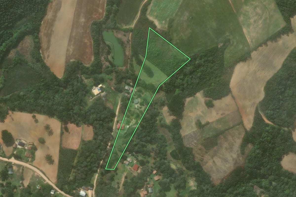 Imagem de satélite do imóvel rural em Quitandinha (PR), com o contorno declarado no CAR desenhado por cima.