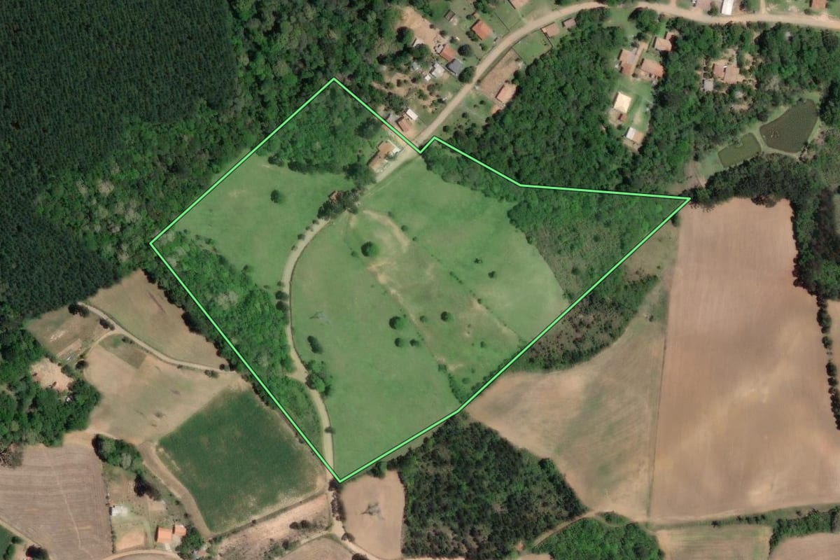 Imagem de satélite do imóvel rural em Quitandinha (PR), com o contorno declarado no CAR desenhado por cima.