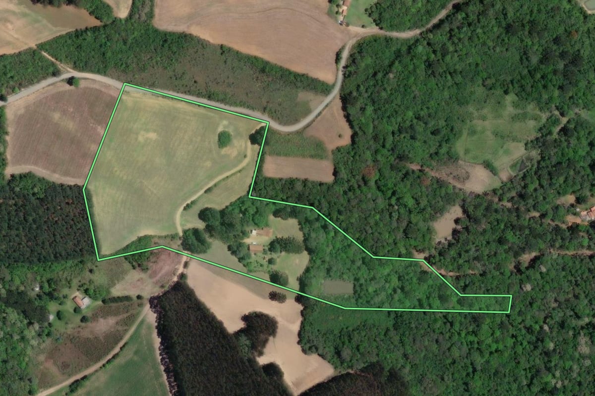Imagem de satélite do imóvel rural em Quitandinha (PR), com o contorno declarado no CAR desenhado por cima.