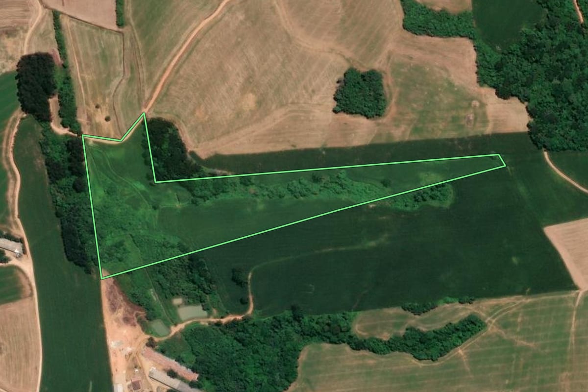 Imagem de satélite do imóvel rural em Quitandinha (PR), com o contorno declarado no CAR desenhado por cima.