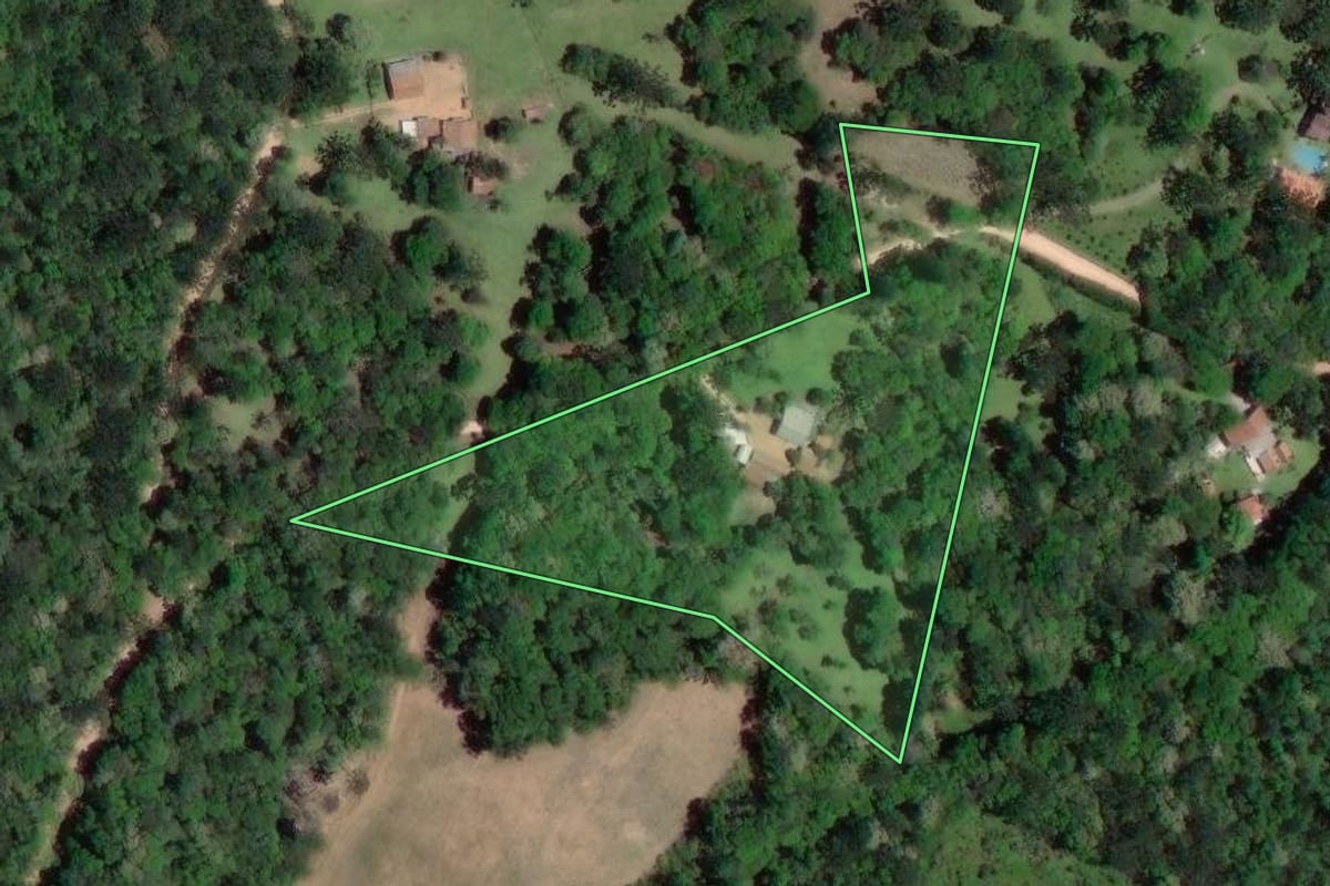 Imagem de satélite do imóvel rural em Quitandinha (PR), com o contorno declarado no CAR desenhado por cima.