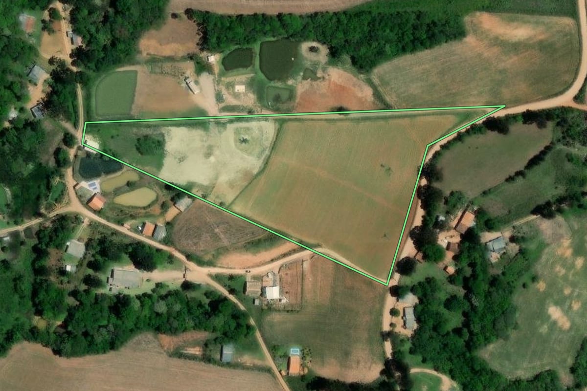 Imagem de satélite do imóvel rural em Quitandinha (PR), com o contorno declarado no CAR desenhado por cima.