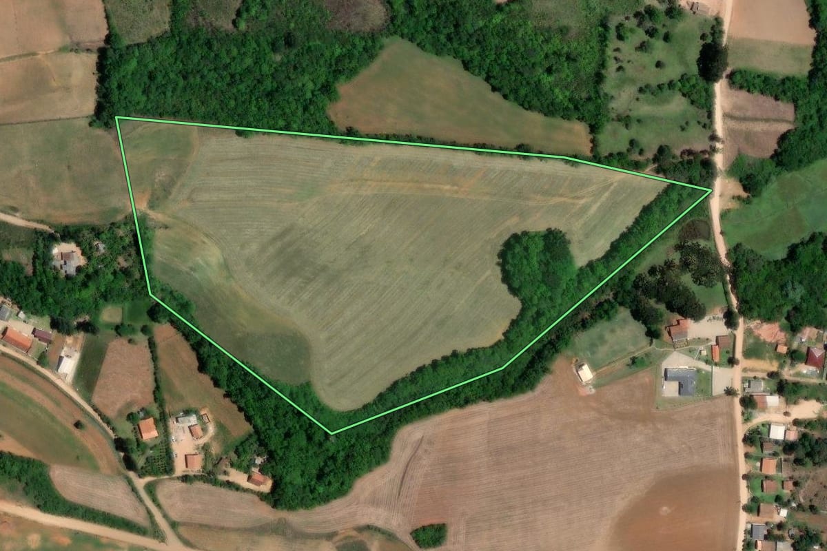Imagem de satélite do imóvel rural em Quitandinha (PR), com o contorno declarado no CAR desenhado por cima.