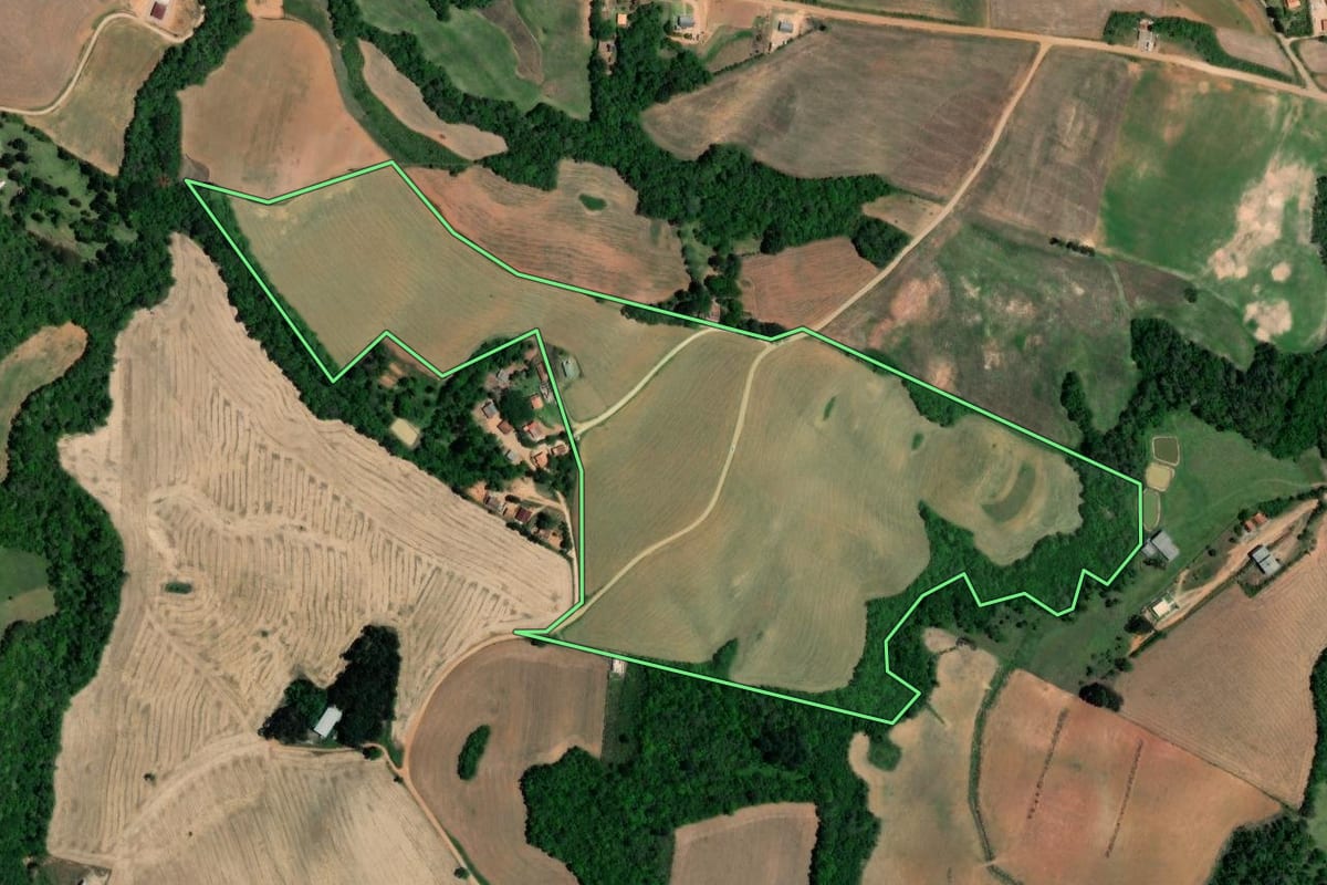Imagem de satélite do imóvel rural em Quitandinha (PR), com o contorno declarado no CAR desenhado por cima.