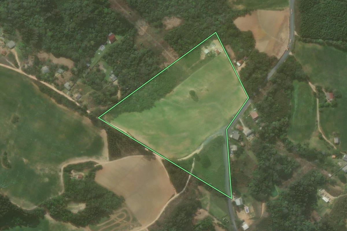Imagem de satélite do imóvel rural em Quitandinha (PR), com o contorno declarado no CAR desenhado por cima.