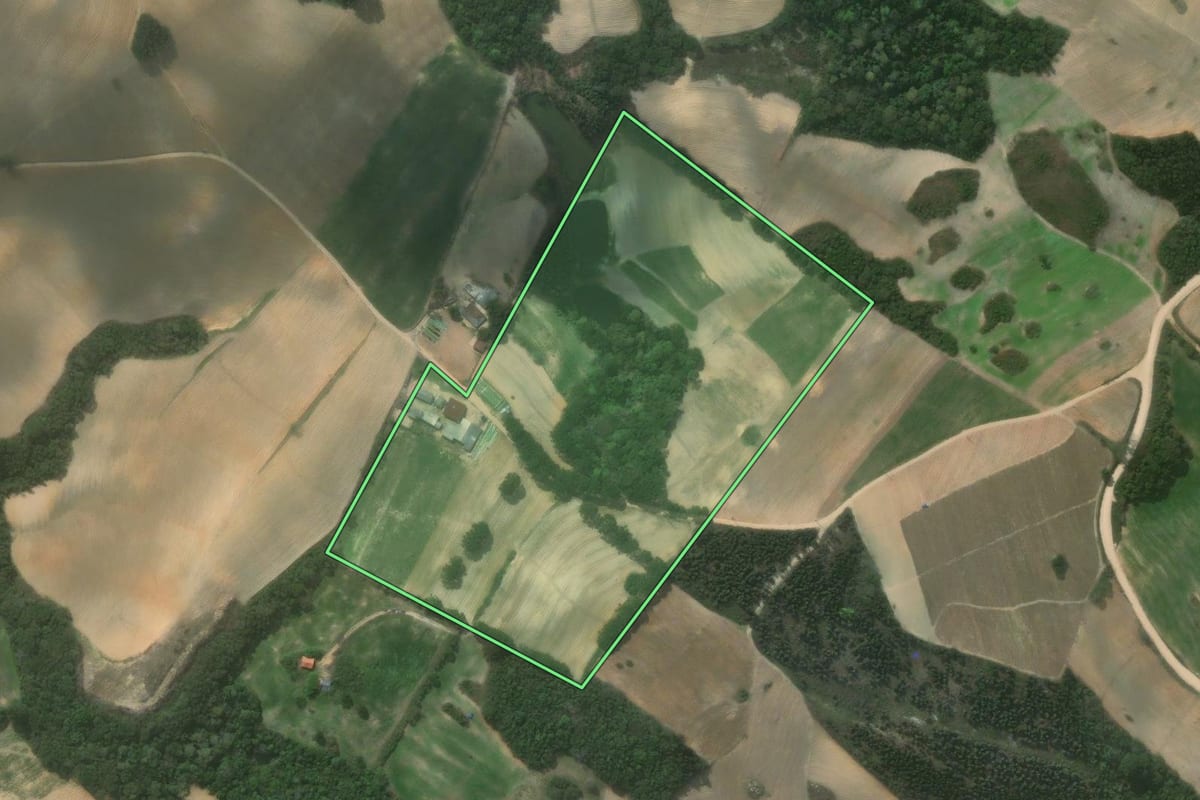 Imagem de satélite do imóvel rural em Quitandinha (PR), com o contorno declarado no CAR desenhado por cima.