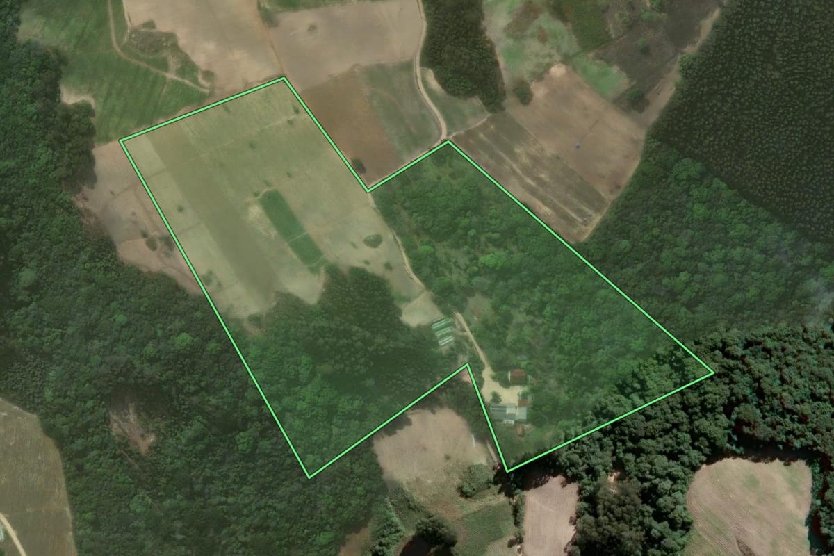 Imagem de satélite do imóvel rural em Quitandinha (PR), com o contorno declarado no CAR desenhado por cima.