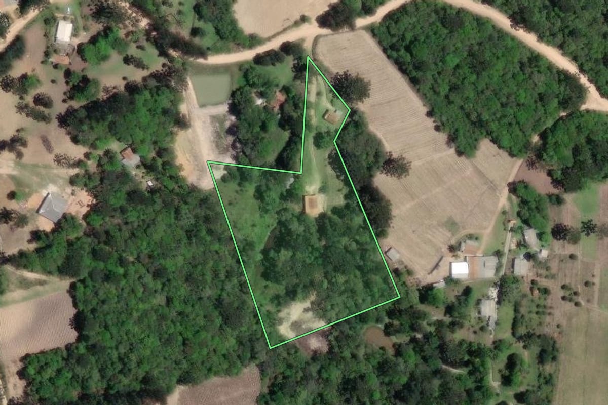 Imagem de satélite do imóvel rural em Quitandinha (PR), com o contorno declarado no CAR desenhado por cima.