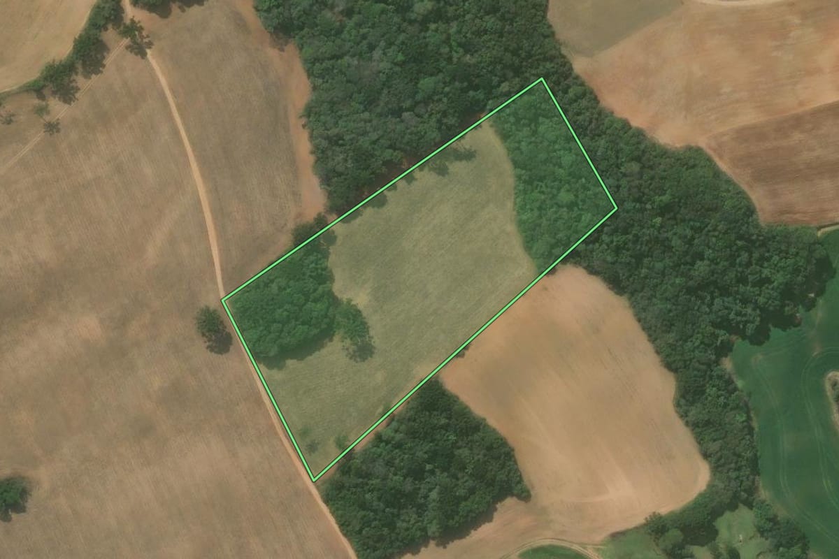 Imagem de satélite do imóvel rural em Quitandinha (PR), com o contorno declarado no CAR desenhado por cima.