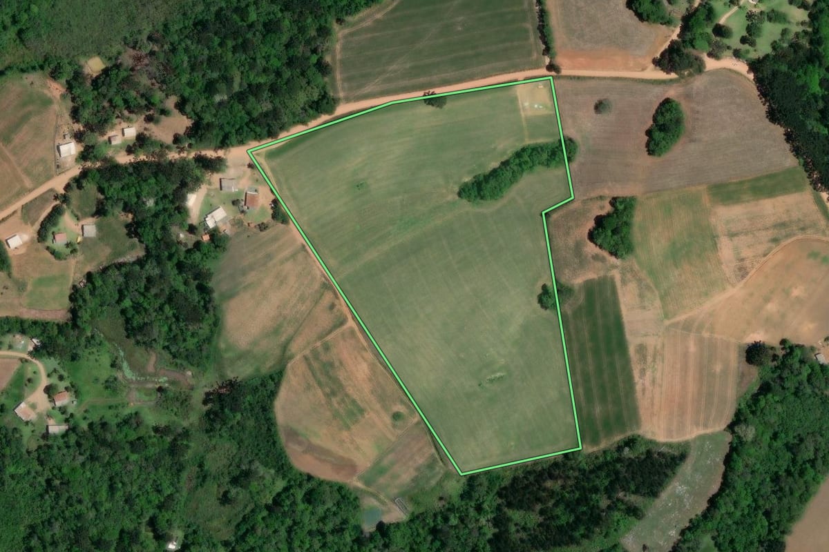 Imagem de satélite do imóvel rural em Quitandinha (PR), com o contorno declarado no CAR desenhado por cima.