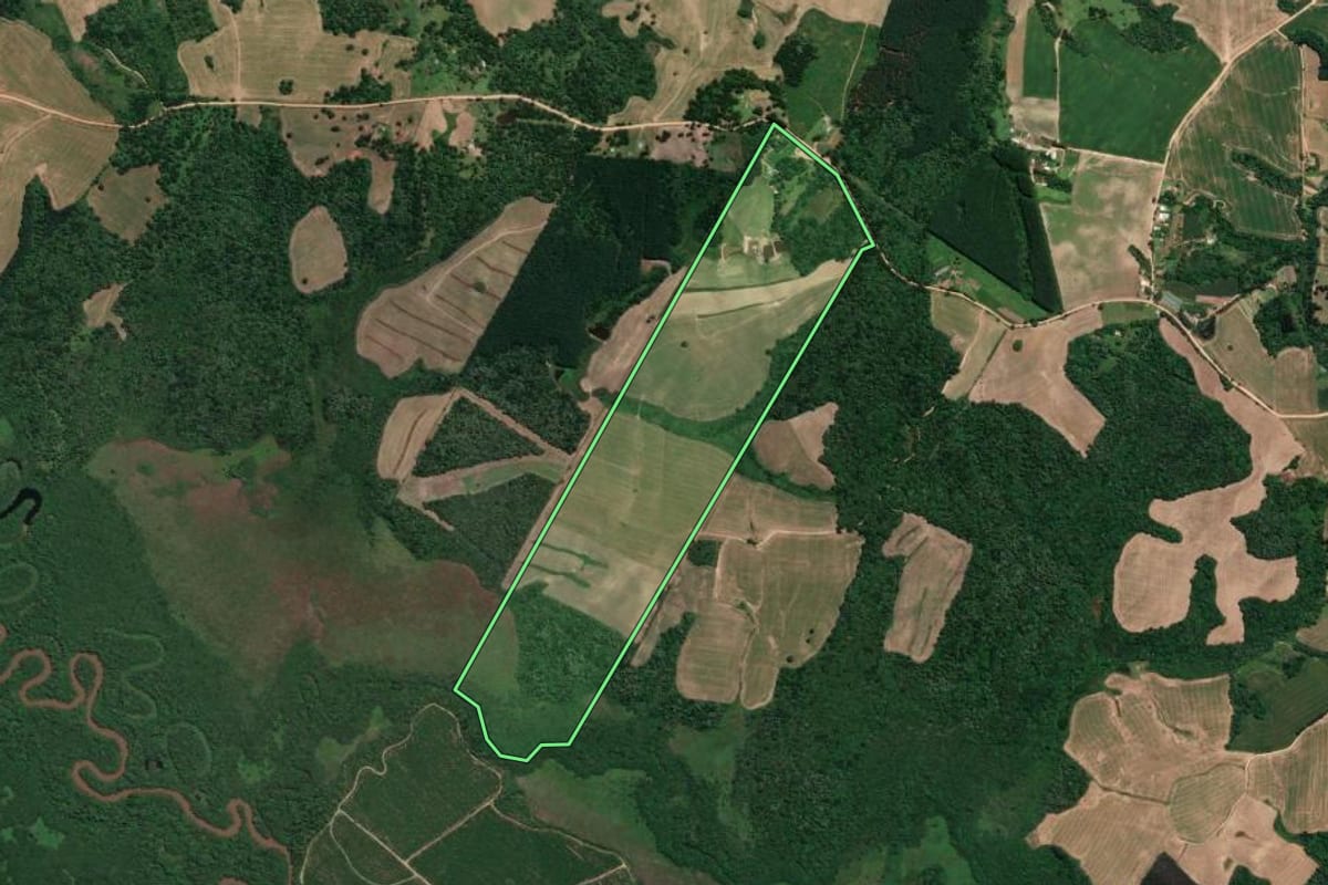 Imagem de satélite do imóvel rural em Quitandinha (PR), com o contorno declarado no CAR desenhado por cima.