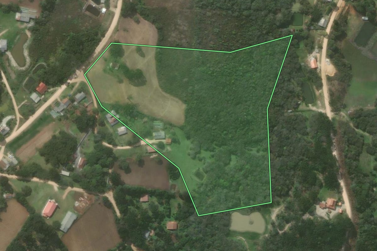Imagem de satélite do imóvel rural em Quitandinha (PR), com o contorno declarado no CAR desenhado por cima.