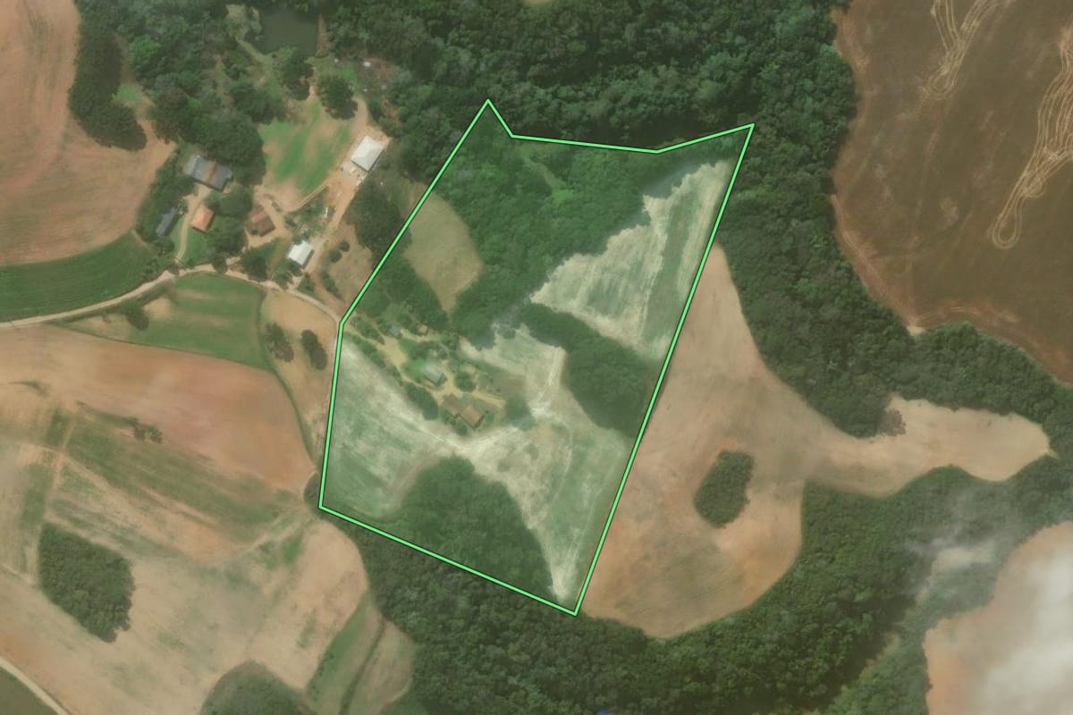 Imagem de satélite do imóvel rural em Quitandinha (PR), com o contorno declarado no CAR desenhado por cima.