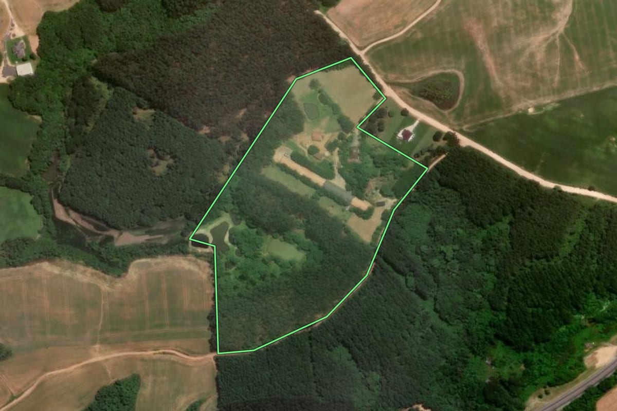 Imagem de satélite do imóvel rural em Quitandinha (PR), com o contorno declarado no CAR desenhado por cima.
