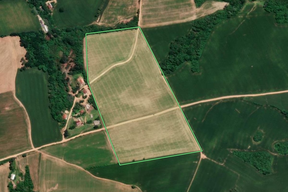 Imagem de satélite do imóvel rural em Quitandinha (PR), com o contorno declarado no CAR desenhado por cima.