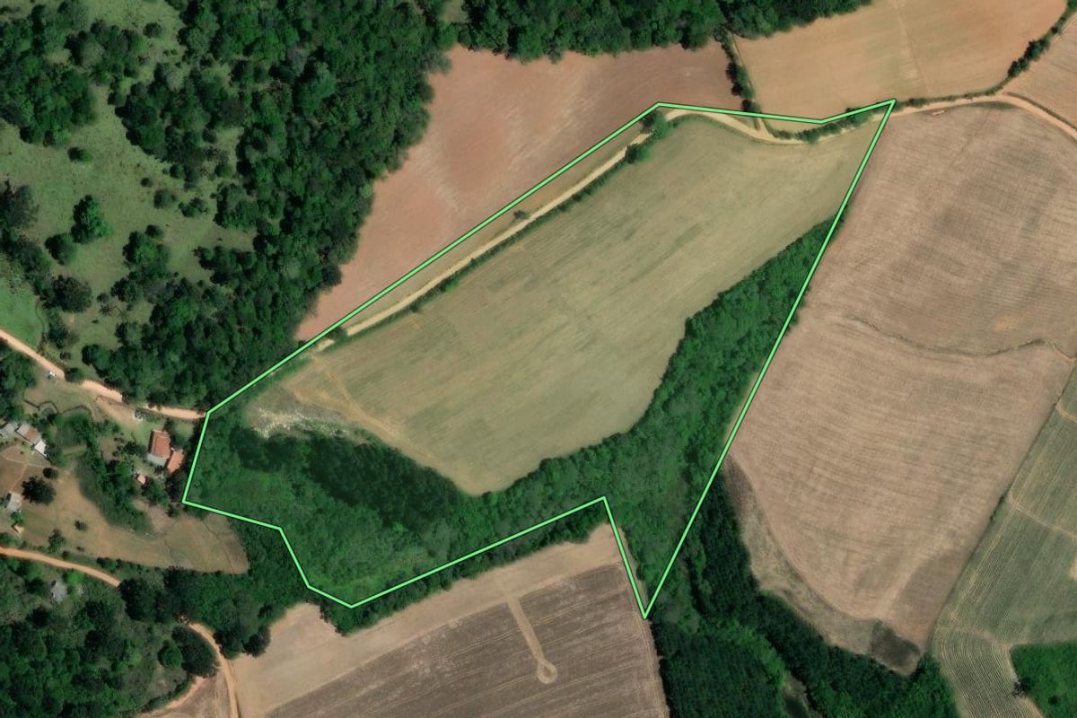 Imagem de satélite do imóvel rural em Quitandinha (PR), com o contorno declarado no CAR desenhado por cima.