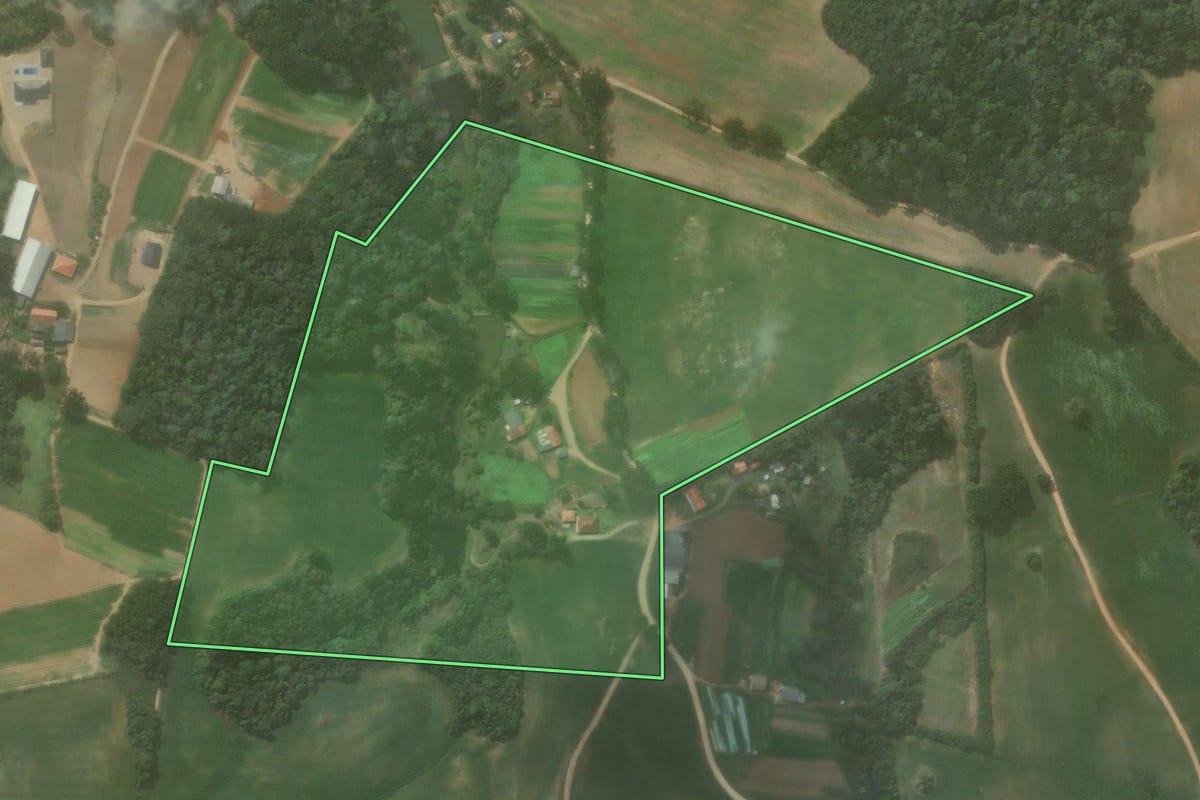 Imagem de satélite do imóvel rural em Quitandinha (PR), com o contorno declarado no CAR desenhado por cima.