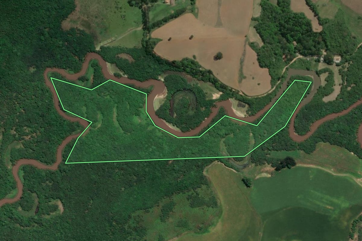 Imagem de satélite do imóvel rural em Quitandinha (PR), com o contorno declarado no CAR desenhado por cima.