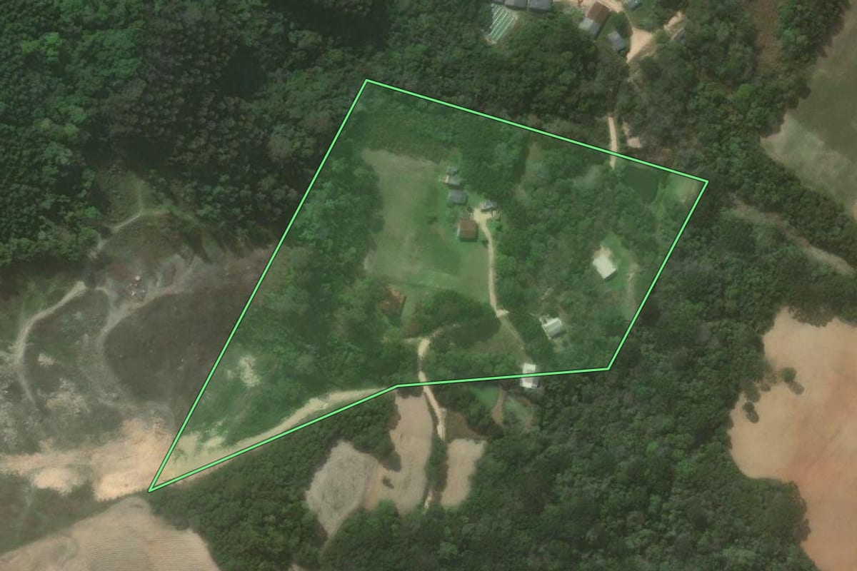 Imagem de satélite do imóvel rural em Quitandinha (PR), com o contorno declarado no CAR desenhado por cima.
