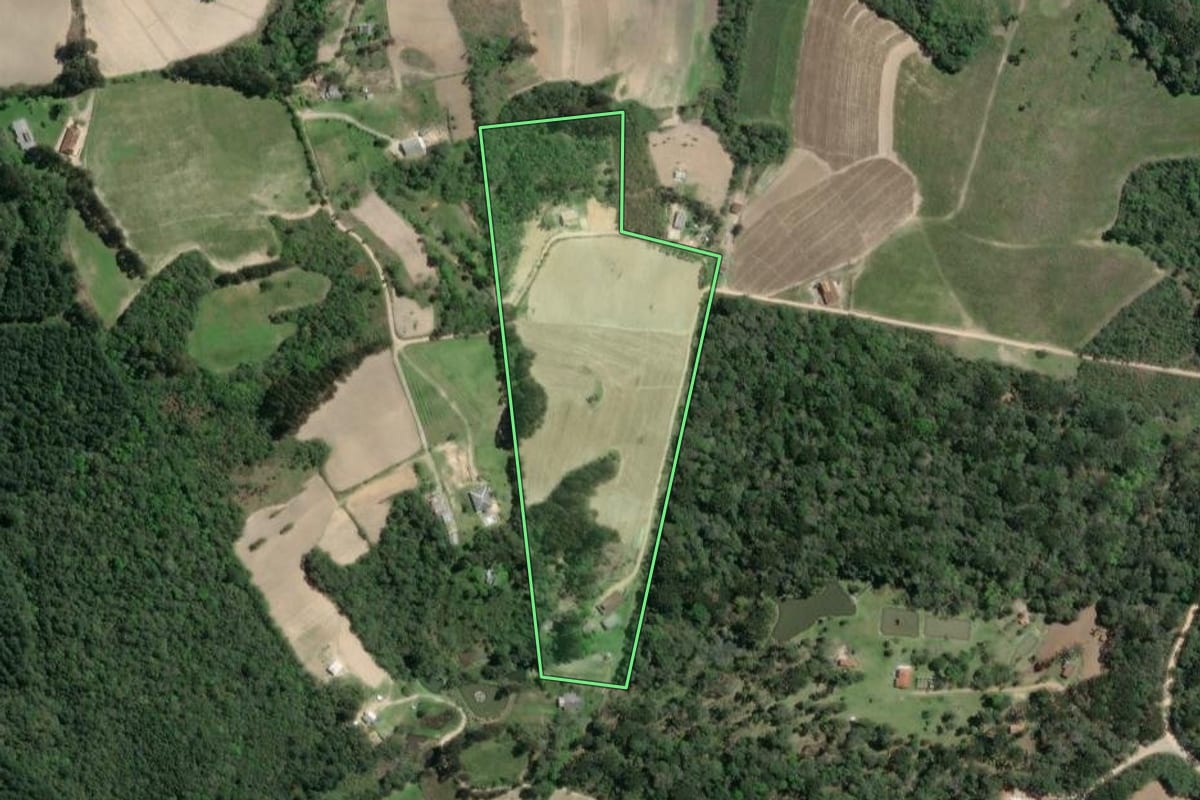 Imagem de satélite do imóvel rural em Quitandinha (PR), com o contorno declarado no CAR desenhado por cima.