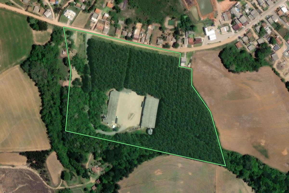 Imagem de satélite do imóvel rural em Quitandinha (PR), com o contorno declarado no CAR desenhado por cima.