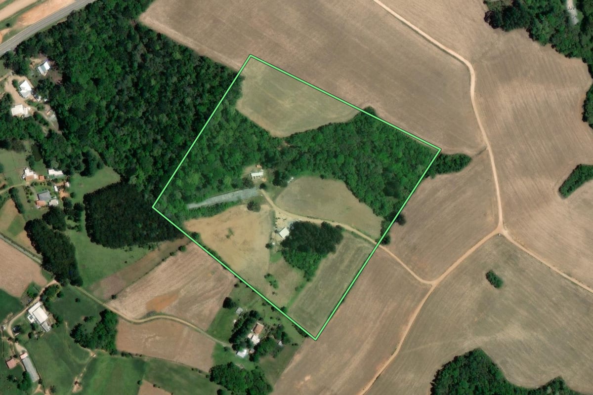 Imagem de satélite do imóvel rural em Quitandinha (PR), com o contorno declarado no CAR desenhado por cima.