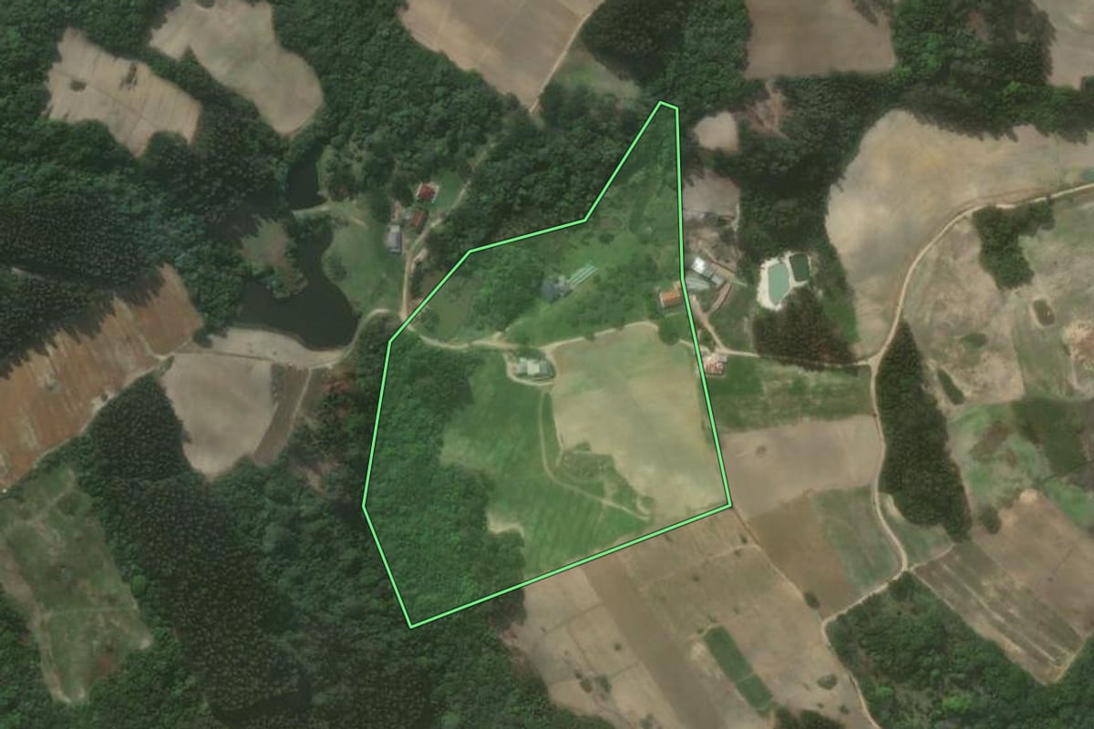 Imagem de satélite do imóvel rural em Quitandinha (PR), com o contorno declarado no CAR desenhado por cima.