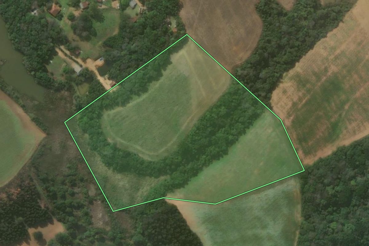 Imagem de satélite do imóvel rural em Quitandinha (PR), com o contorno declarado no CAR desenhado por cima.
