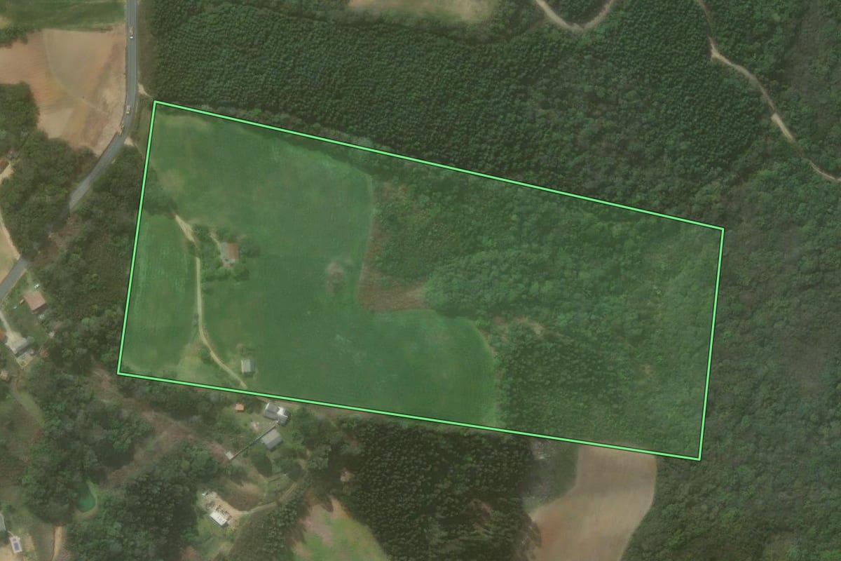 Imagem de satélite do imóvel rural em Quitandinha (PR), com o contorno declarado no CAR desenhado por cima.