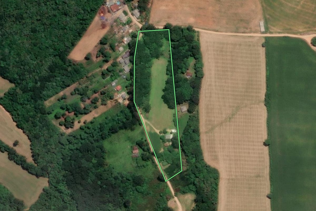 Imagem de satélite do imóvel rural em Quitandinha (PR), com o contorno declarado no CAR desenhado por cima.