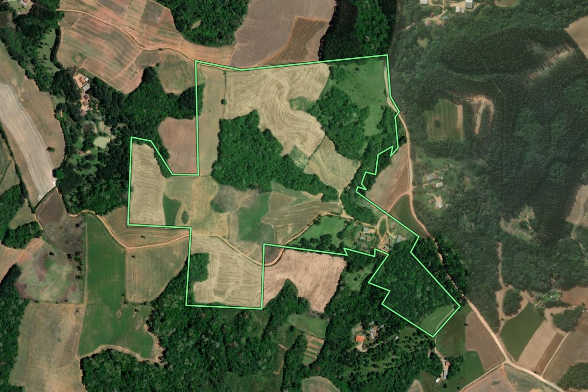 Imagem de satélite do imóvel rural em Quitandinha (PR), com o contorno declarado no CAR desenhado por cima.