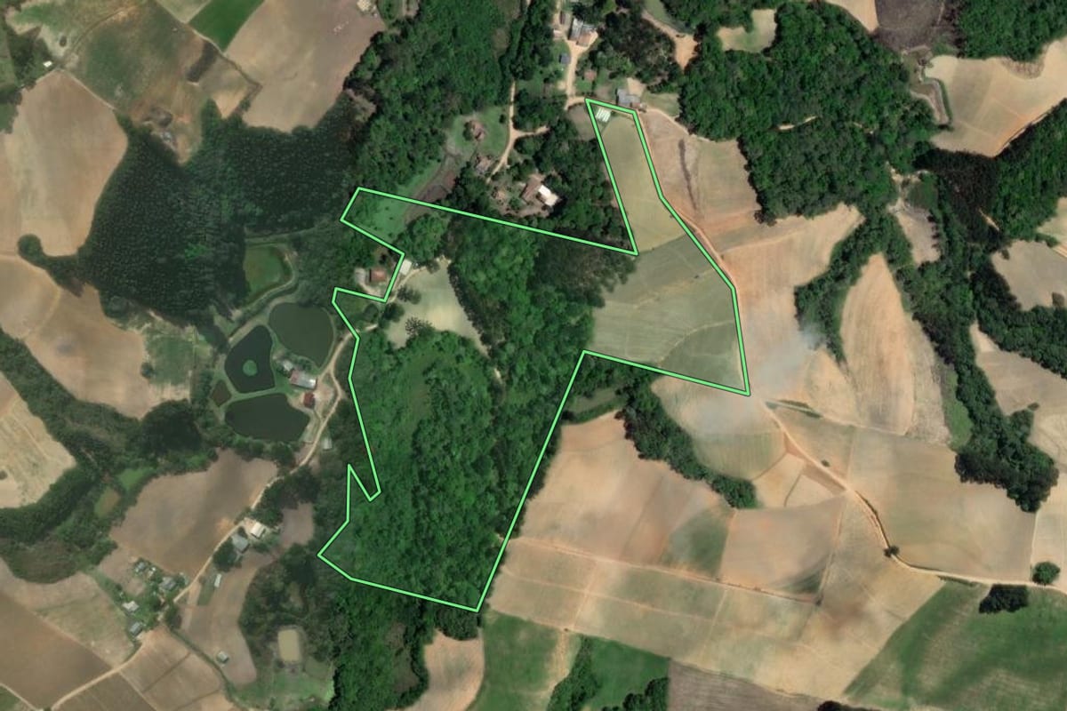 Imagem de satélite do imóvel rural em Quitandinha (PR), com o contorno declarado no CAR desenhado por cima.