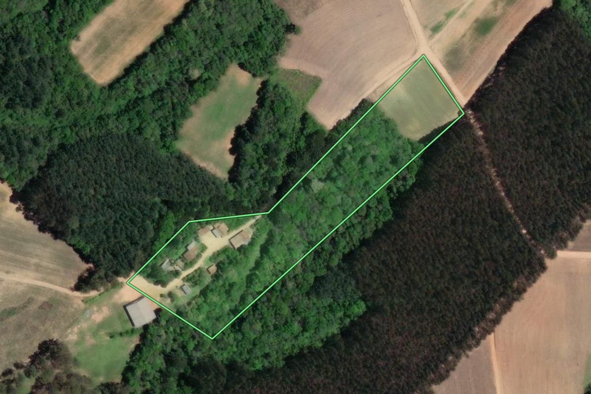 Imagem de satélite do imóvel rural em Quitandinha (PR), com o contorno declarado no CAR desenhado por cima.
