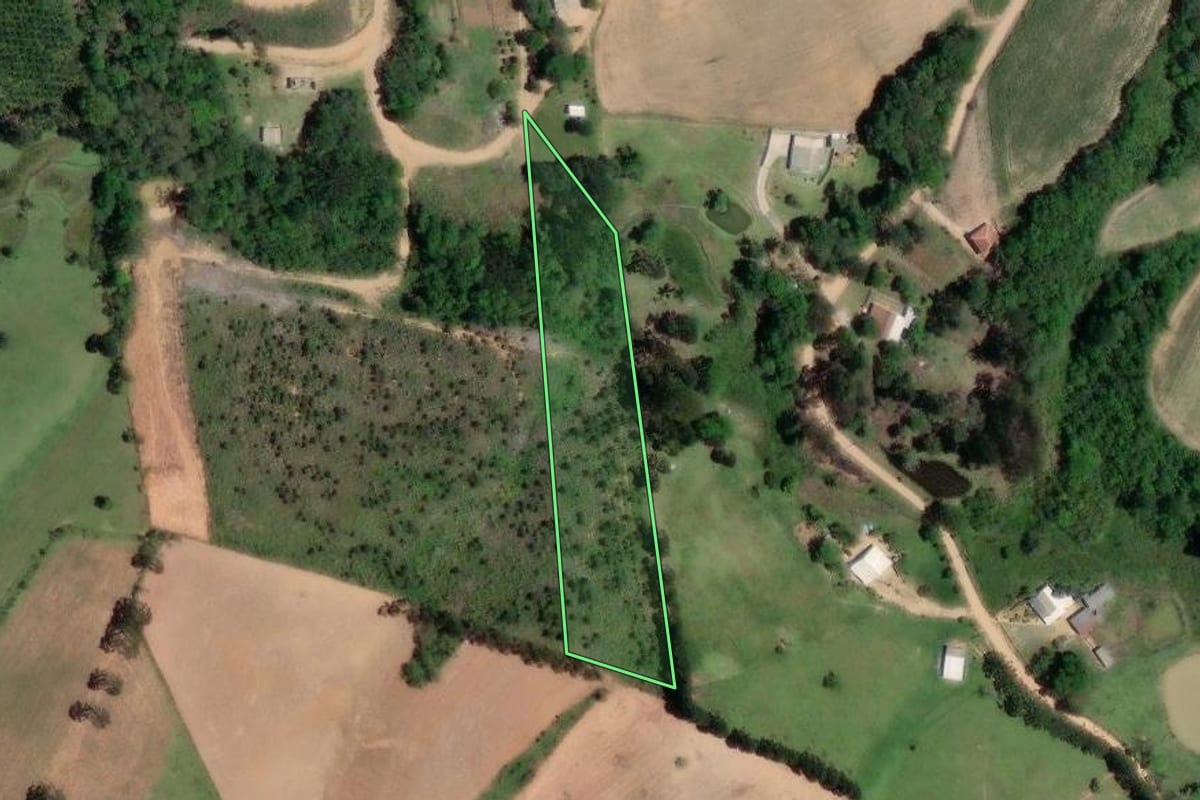 Imagem de satélite do imóvel rural em Quitandinha (PR), com o contorno declarado no CAR desenhado por cima.