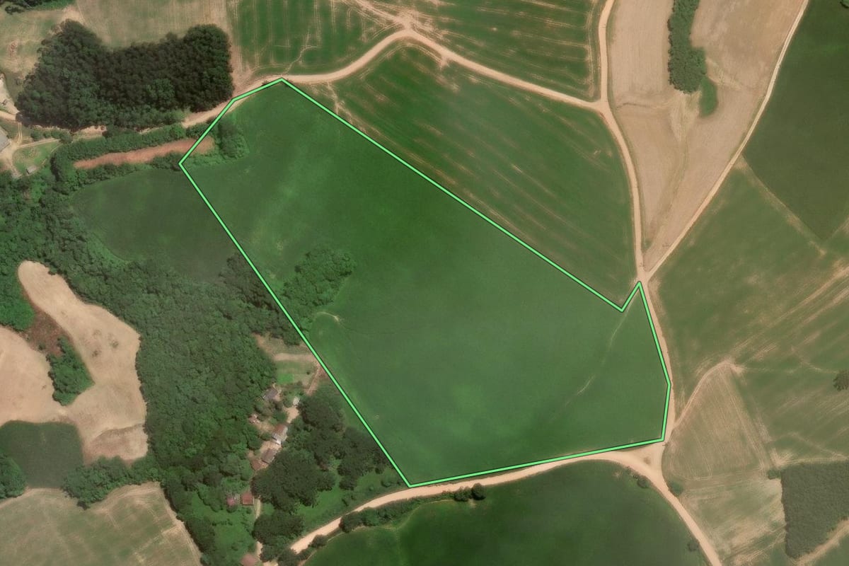 Imagem de satélite do imóvel rural em Quitandinha (PR), com o contorno declarado no CAR desenhado por cima.