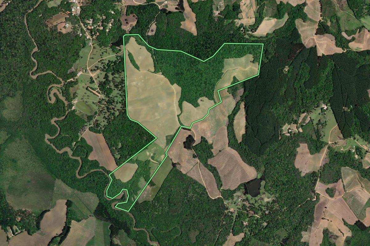 Imagem de satélite do imóvel rural em Quitandinha (PR), com o contorno declarado no CAR desenhado por cima.
