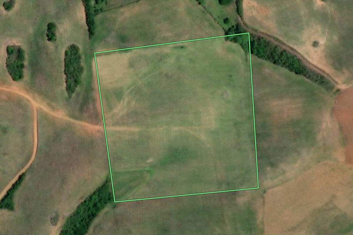 Imagem de satélite do imóvel rural em Quitandinha (PR), com o contorno declarado no CAR desenhado por cima.