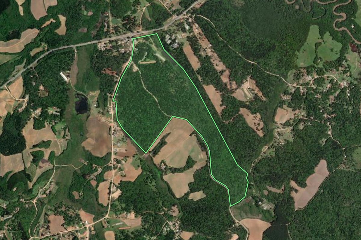 Imagem de satélite do imóvel rural em Quitandinha (PR), com o contorno declarado no CAR desenhado por cima.