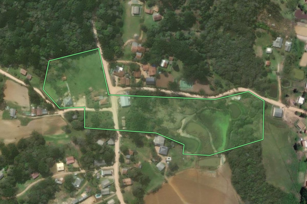 Imagem de satélite do imóvel rural em Quitandinha (PR), com o contorno declarado no CAR desenhado por cima.