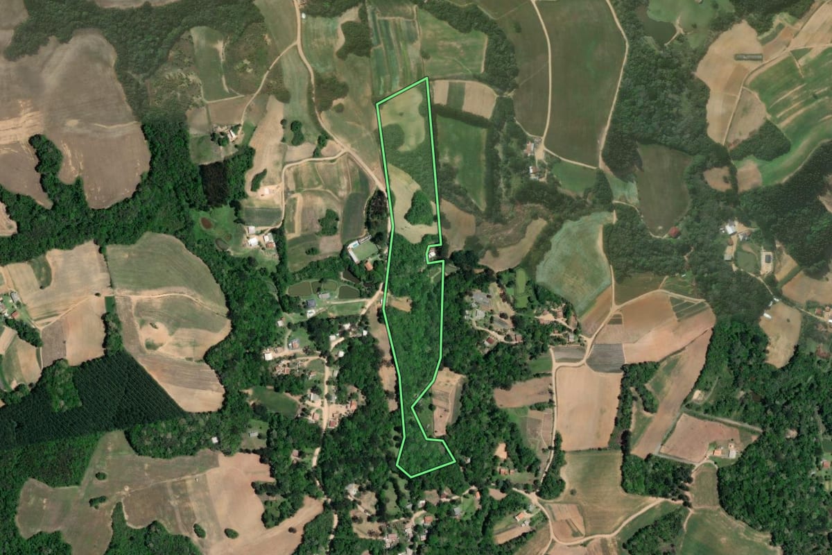 Imagem de satélite do imóvel rural em Quitandinha (PR), com o contorno declarado no CAR desenhado por cima.
