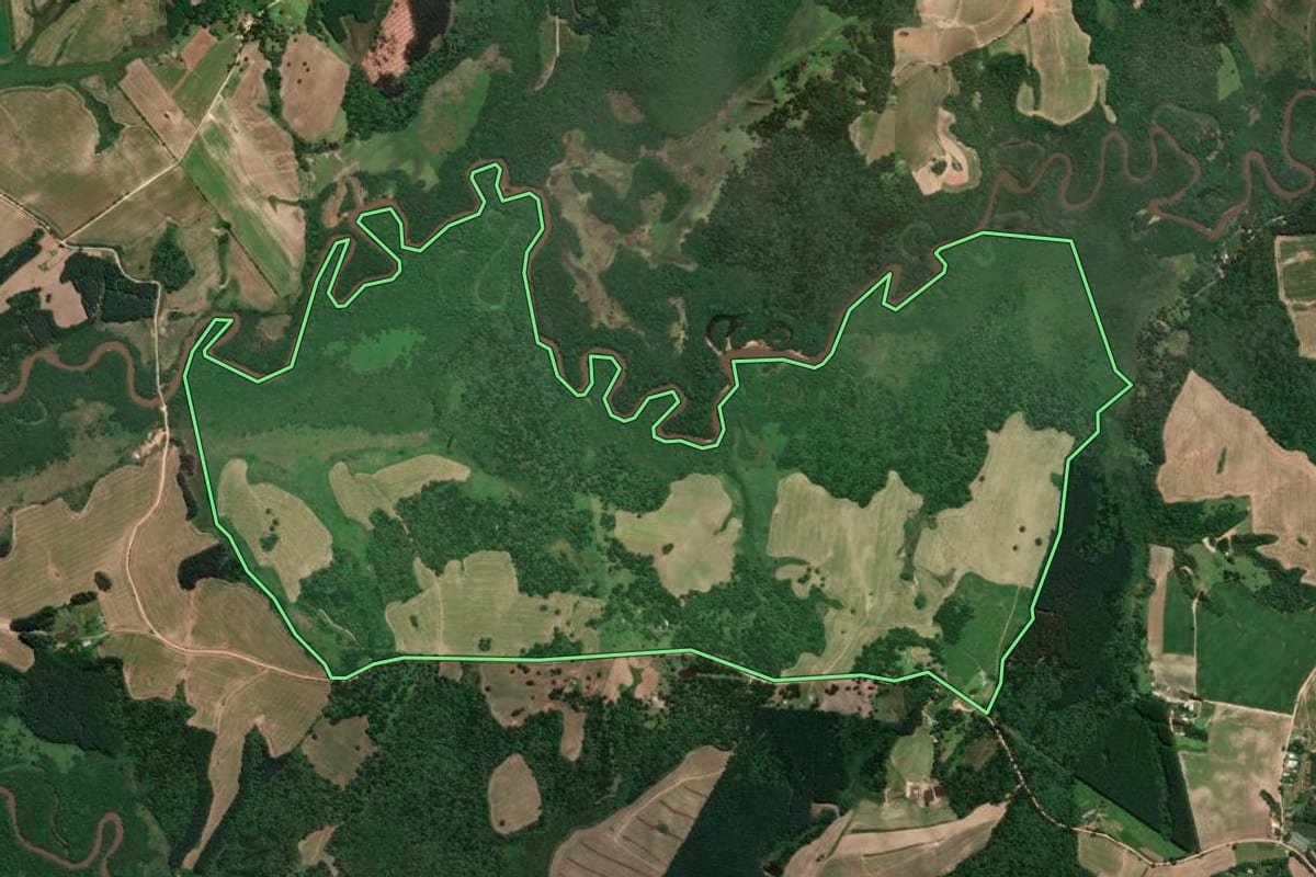 Imagem de satélite do imóvel rural em Quitandinha (PR), com o contorno declarado no CAR desenhado por cima.