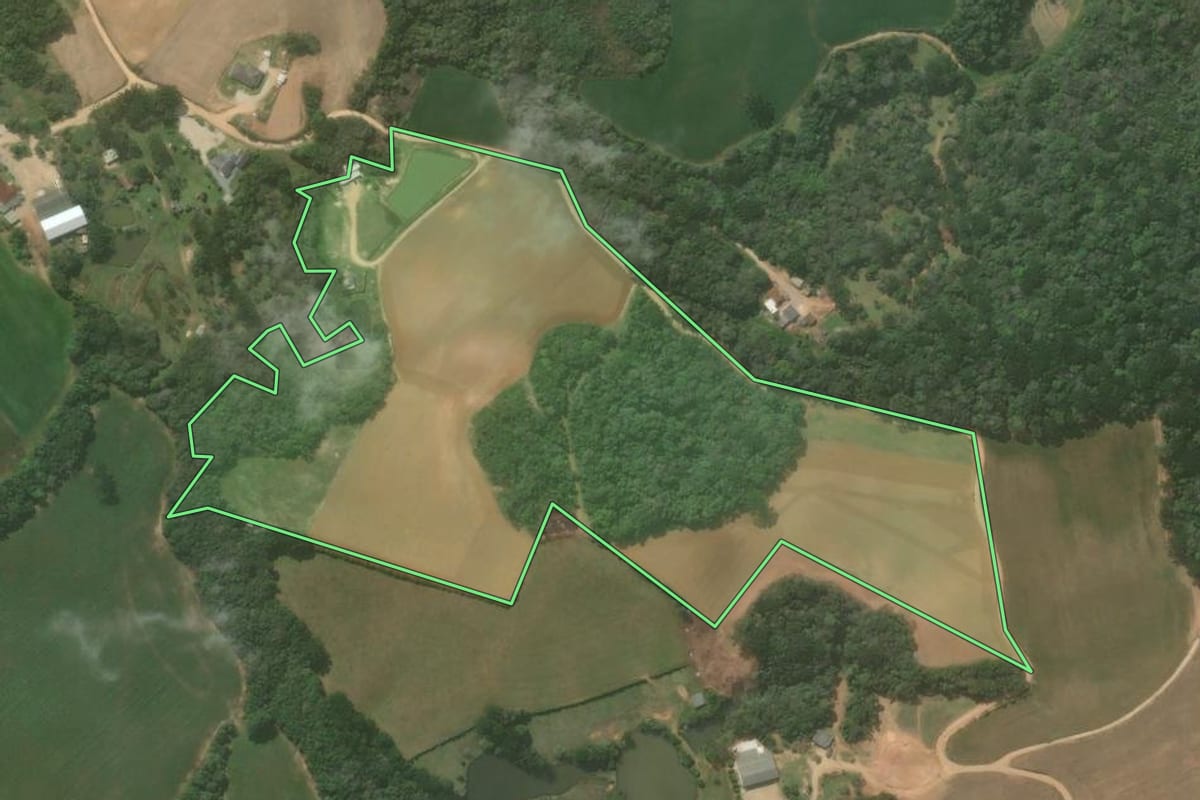 Imagem de satélite do imóvel rural em Quitandinha (PR), com o contorno declarado no CAR desenhado por cima.